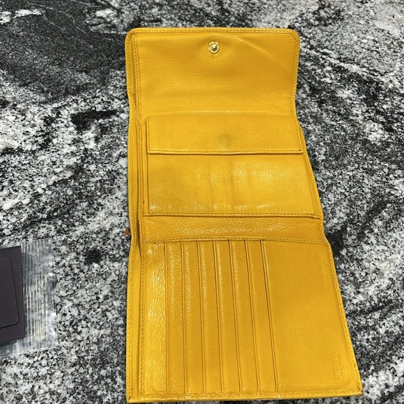 Prada Calf skin leather wallet in sole i l comes with box and cards - Picture 5 of 10